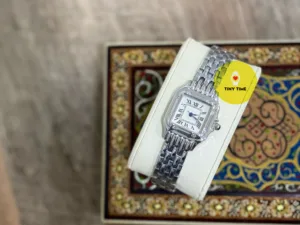 ساعة فضية شبيهة بالكارتير