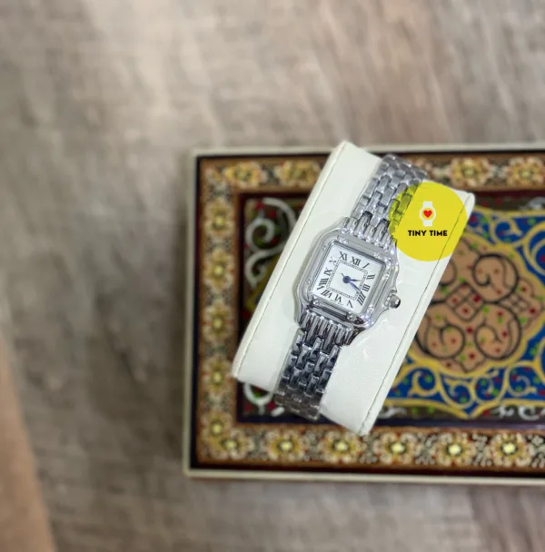 ساعة فضية شبيهة بالكارتير