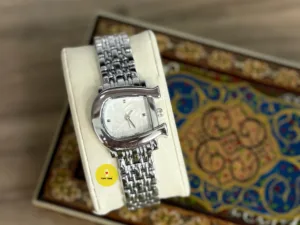 ساعة شبيهة بالأقنر