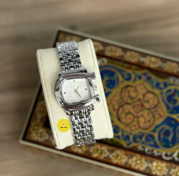 ساعة شبيهة بالأقنر