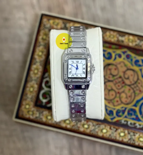 ساعة فضية شبيهة بالكارتير - Image 3