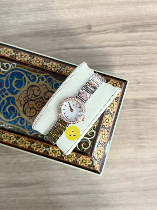 ساعة شبيهة بالفيندي
