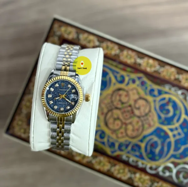 ساعة فضية بالذهبي شبيهة بالرولكس