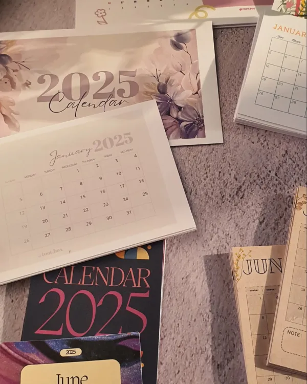 2025 Desk Calendar with Wooden Stand – Floral & Minimal Designs ✨ - Image 7