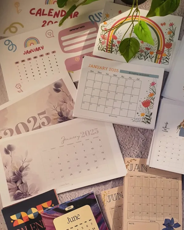 2025 Desk Calendar with Wooden Stand – Floral & Minimal Designs ✨ - Image 6