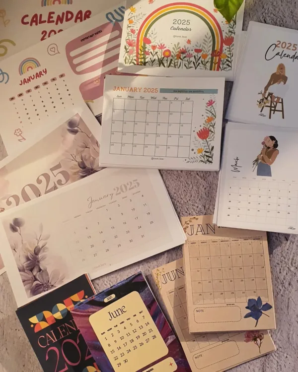 2025 Desk Calendar with Wooden Stand – Floral & Minimal Designs ✨ - Image 4